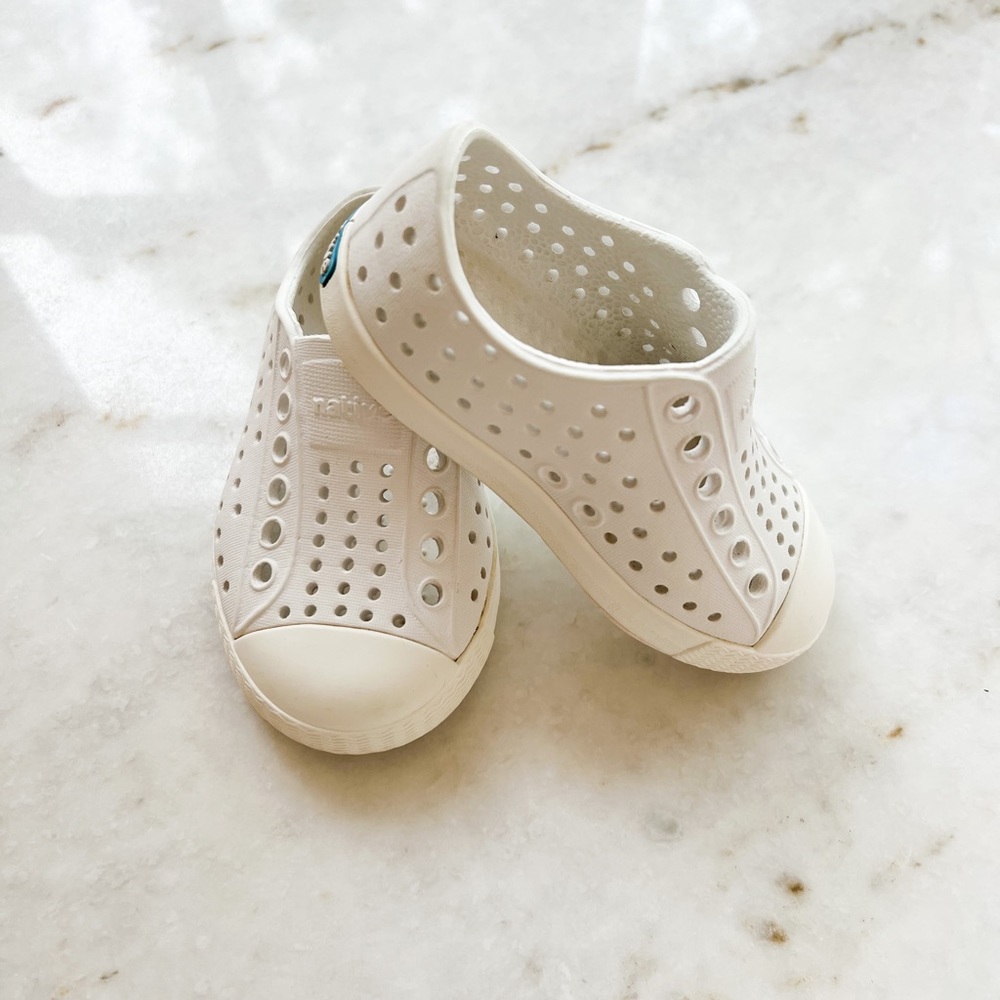 Native Toddler white shoes size 5. EUC.